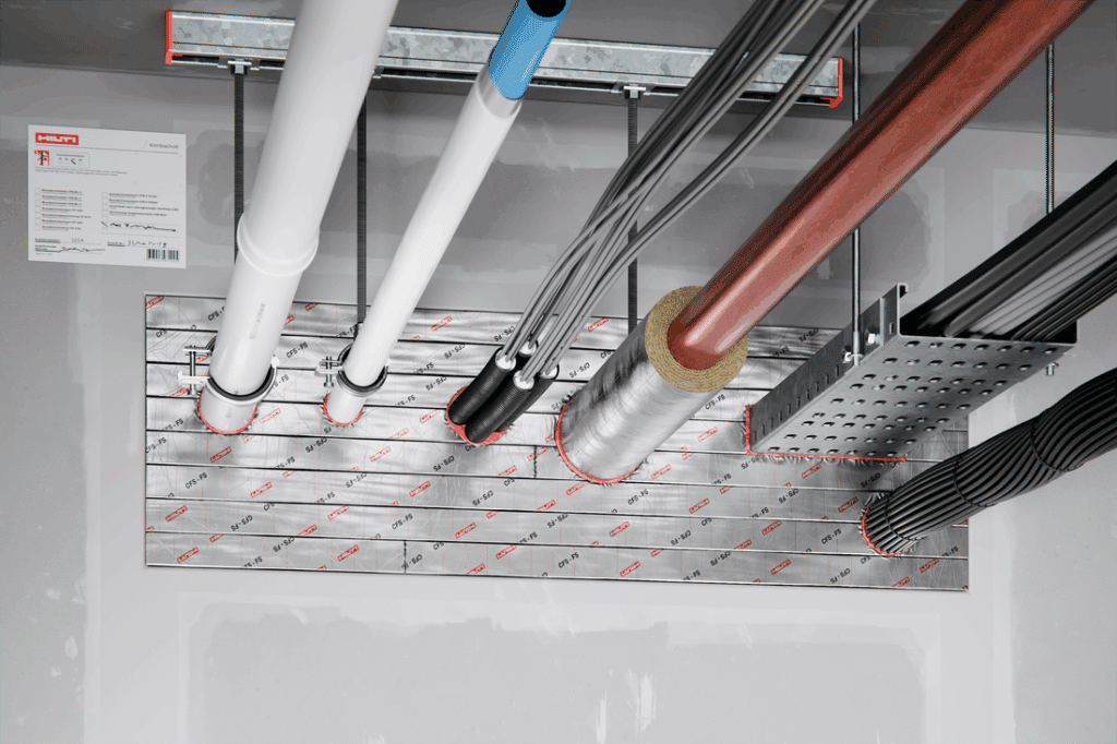Kombischott mit Hilti CFS-FS Brandschutzsteinen zur Abschottung verschiedener Rohr- und Kabeldurchmesser in einer Deckeninstallation.