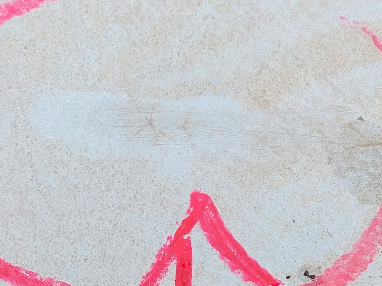 Hagelschaden auf Flachdach mit markierter und rissiger Oberfläche.