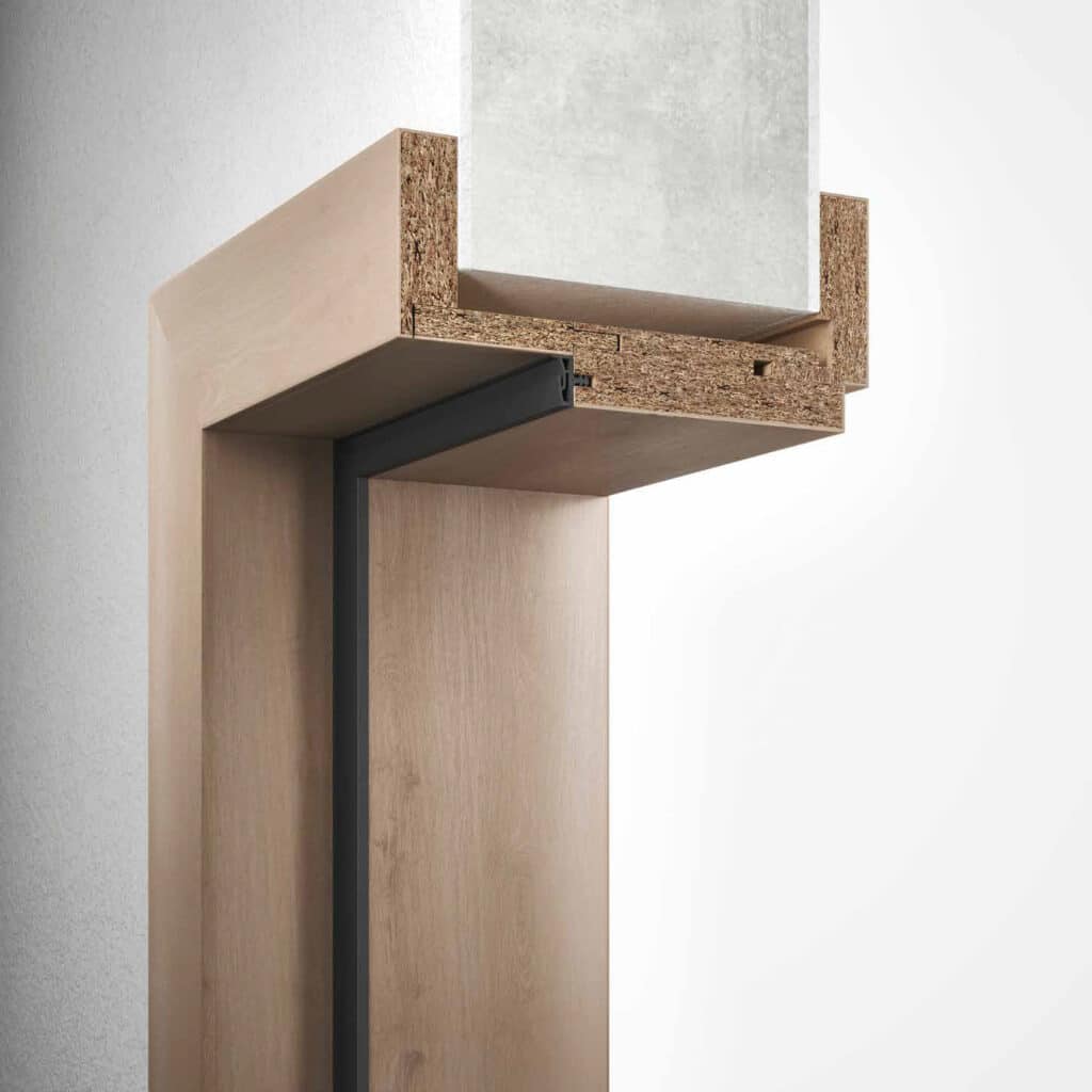 Detailansicht einer Holz-Variantzarge, sichtbar ist die Schichtbauweise mit Türdichtung