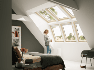 Die Velux Lichtlösung PANORAMA sorgt mit vielen Fenster-Elementen für optimale Tageslichtversorgung im Dachgeschoss.