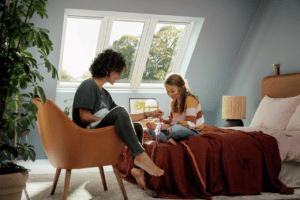 Die Lichtlösung 3-IN-1 kombiniert ein feststehendes Fensterelement mit zwei öffenbaren Fensterflügeln in einem einzigen großen Rahmenelement. In Verbindung mit der Lieferung als Komplett-Paket macht das den Einbau für Handwerker denkbar einfach