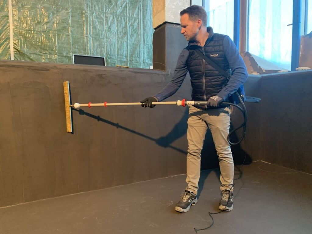 Anwendung der Hochspannungsprüfung auf einer abgedichteten Beckenfläche, um Undichtigkeiten frühzeitig zu erkennen.