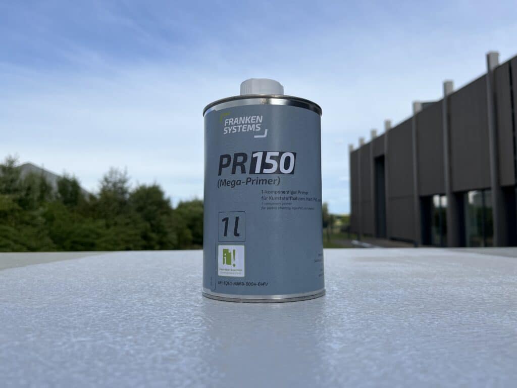 Dose Franken Systems PR150 Primer auf Flachdachoberfläche im Außenbereich