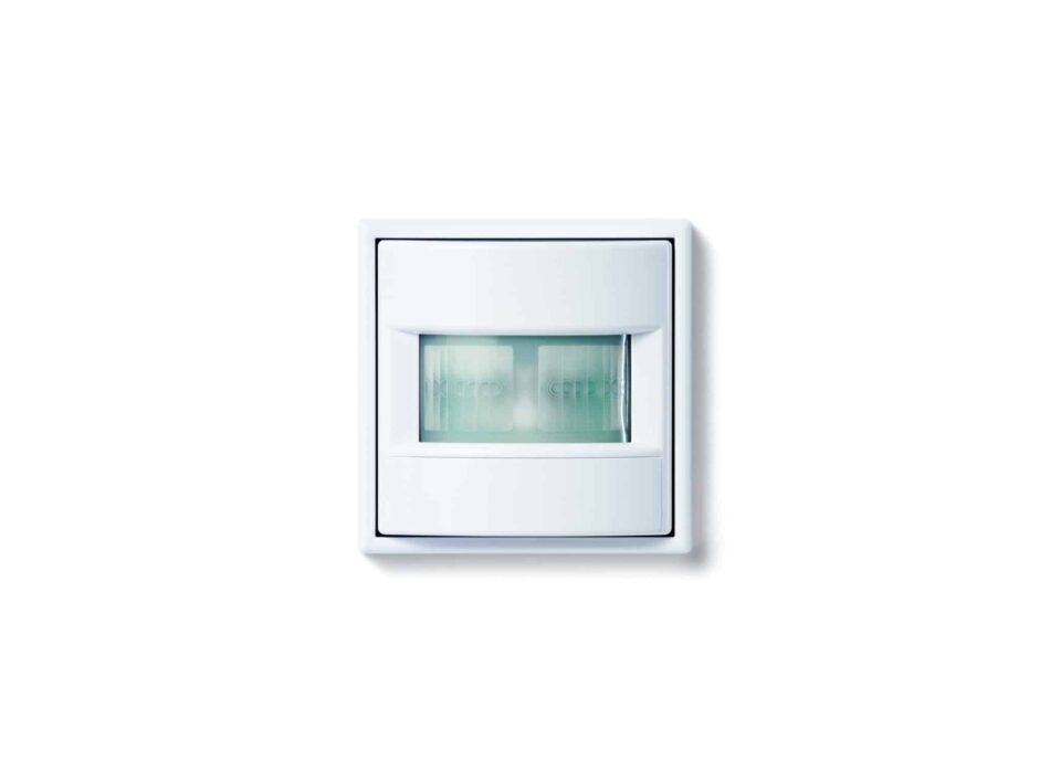 Weißer JUNG Automatikschalter LS 990 mit integriertem Bewegungssensor