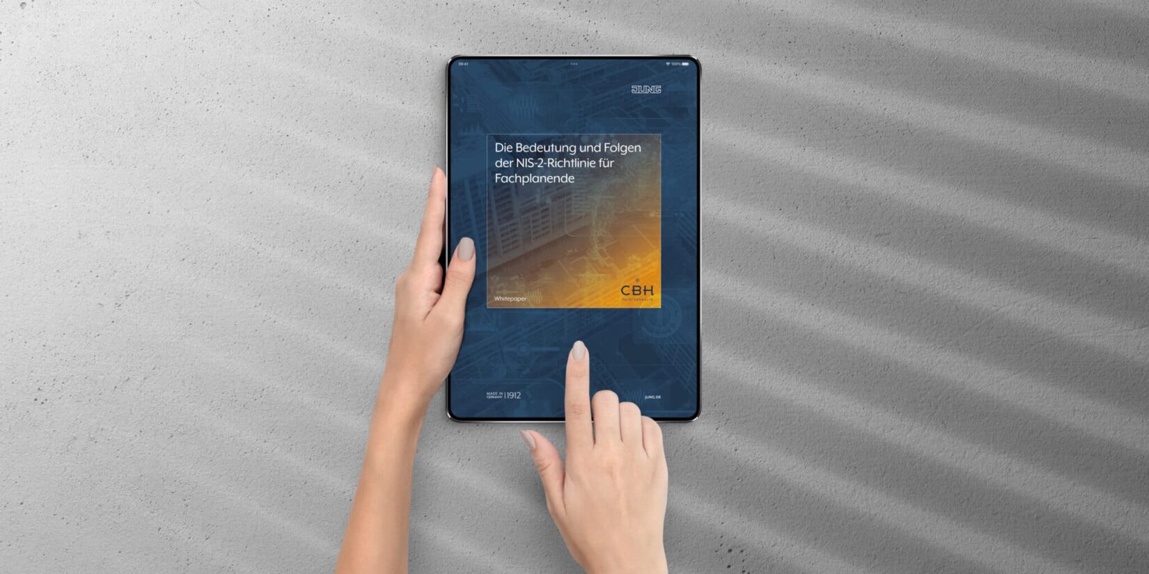 Übersicht der KNX Secure Komponenten von JUNG, darunter Taster, Sensoren und Aktoren mit KNX-Schutzsymbol auf blauem Hintergrund.