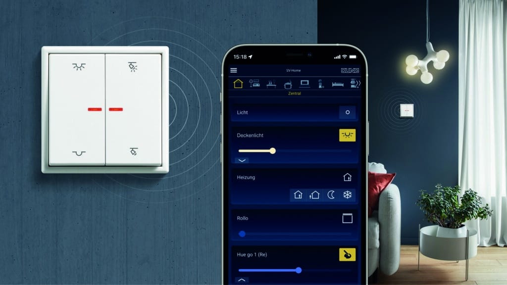 UNG KNX RF Taster an einer Wand neben einem Smartphone mit App zur Steuerung von Licht, Heizung und Rollläden