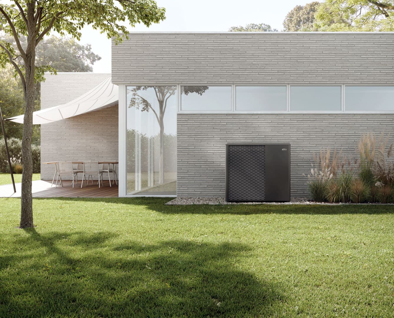 Effiziente Wärmepumpe vor einer modernen Hausfassade mit großen Glasflächen und Garten.