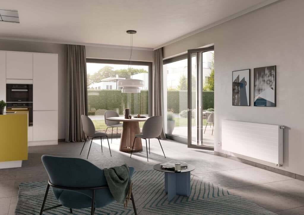 Modernes Wohnzimmer mit Kermi x-flair Wärmepumpenheizkörper und großer Fensterfront