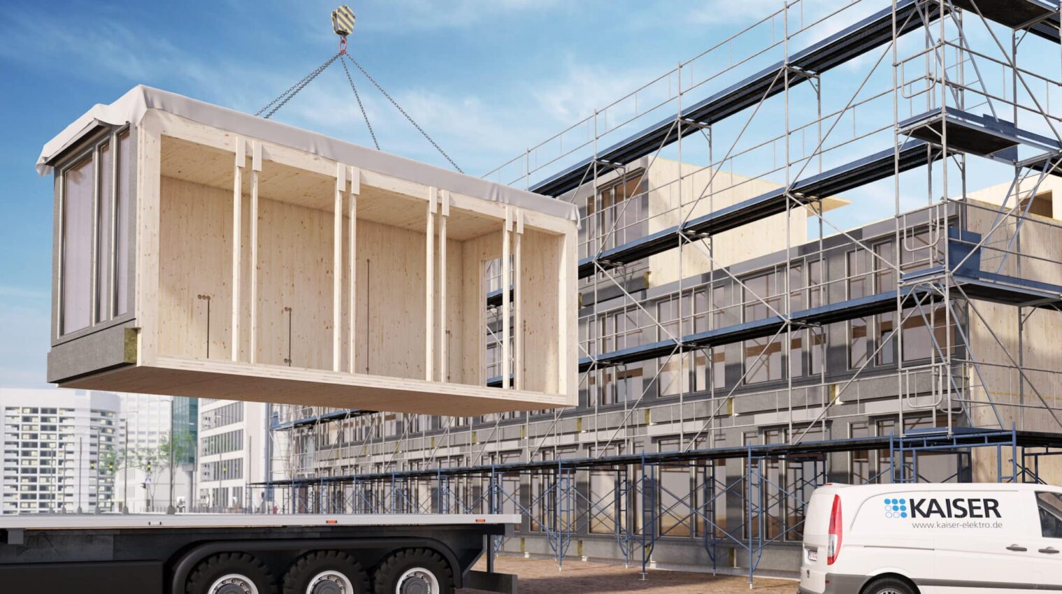 Holzmodul beim Versetzen auf die Baustelle mit sichtbaren Installationsvorbereitungen und KAISER Lieferfahrzeug im Vordergrund.