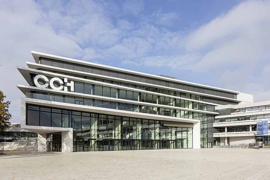 Moderne Glasfassade des CCH Congress Center Hamburg nach Sanierung mit weitläufigem Vorplatz und markantem Architekturdesign.