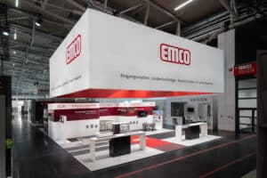 Moderner EMCO-Messestand auf einer Fachmesse, präsentiert Eingangsmatten, Sauberlaufsysteme und weitere Produkte.