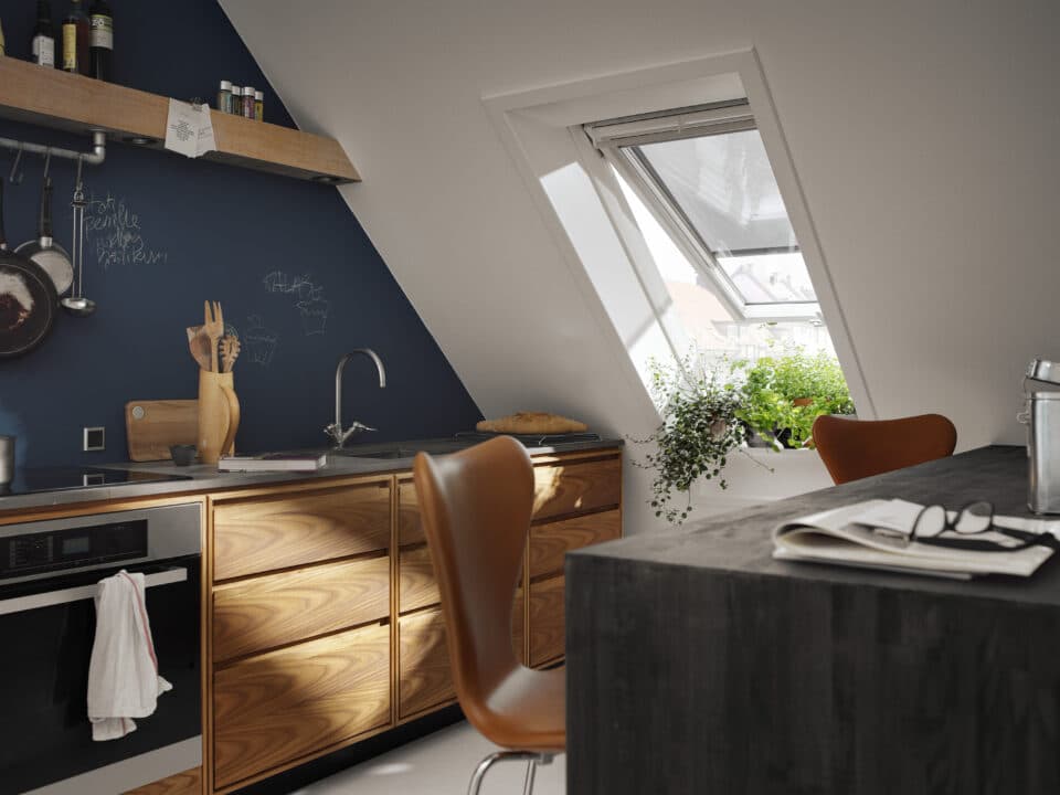 Helle Dachgeschossküche mit geöffnetem Dachfenster und natürlichem Lichteinfall.