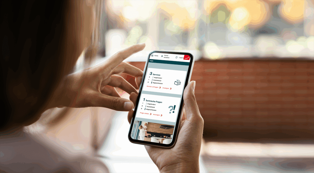 Frau hält ein Smartphone in der Hand, auf dem das Zehnder MyService-Center mit Services und technischen Fragen angezeigt wird.