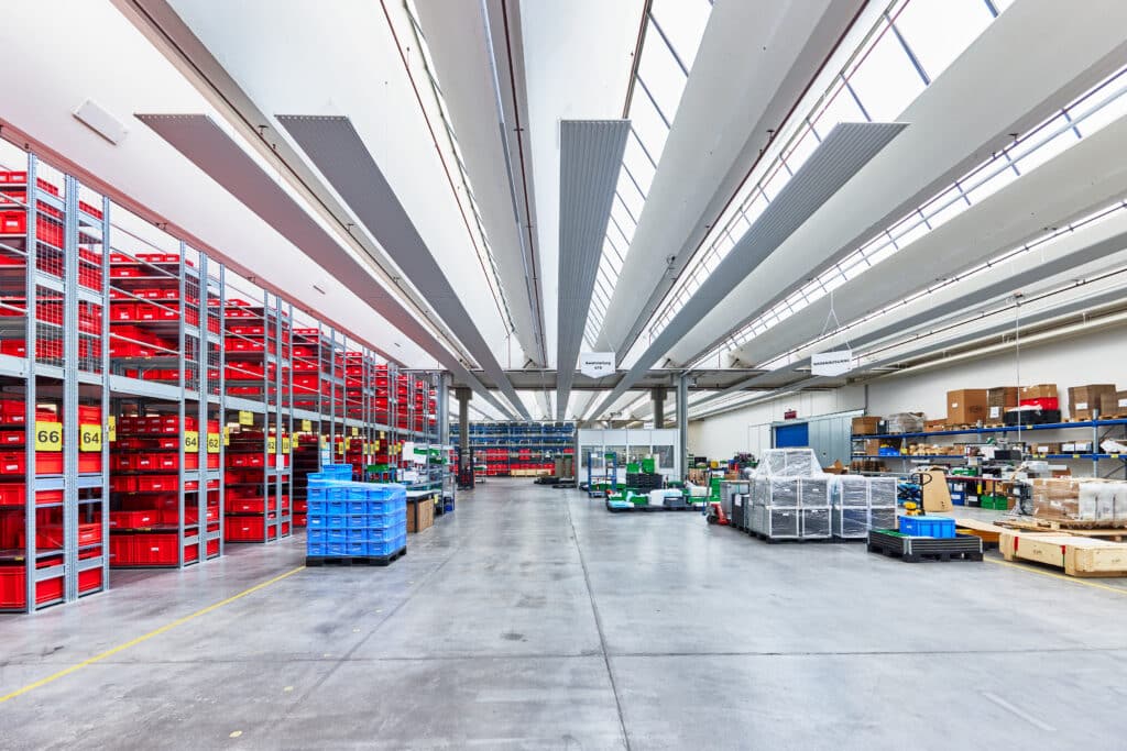 Großzügige Sporthalle mit hellen Deckenstrahlplatten und moderner Beleuchtung.