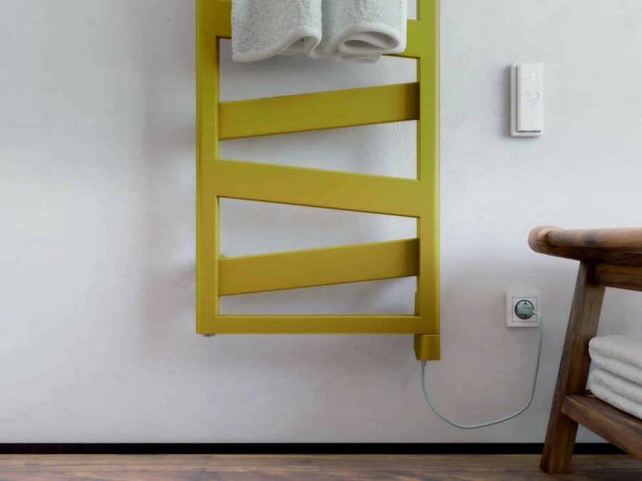 Moderner gelber Heizkörper von zehnder mit IHD Heizstab in einerm Badezimmer macht die Technik am Heizkörper nahezu unsichtbar
