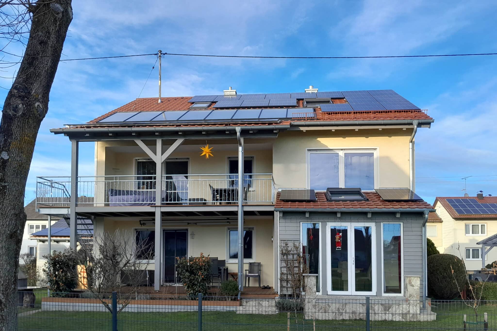 Dank neuer Heizungstechnik und PV-Stromerzeugung ist dieses – früher mit Öl beheizte – Mehrfamilienhaus nun zu einem Plusenergiehaus geworden. (Bild: Andreas Ruf)