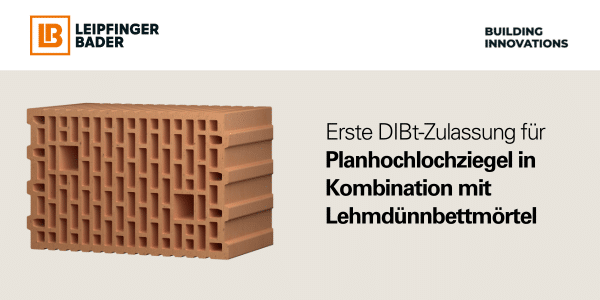 Grafik von Leipfinger Bader mit einem Planhochlochziegel und dem Hinweis auf die erste DIBt-Zulassung für Planhochlochziegel in Kombination mit Lehmdünnbettmörtel.