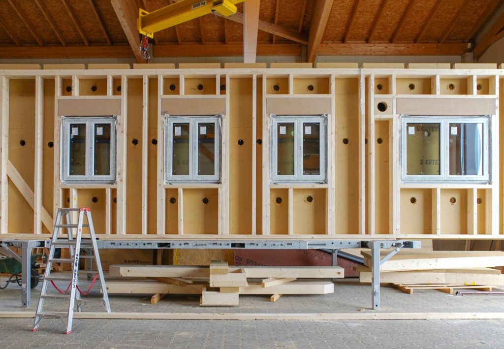 Vorgefertigte Holzwände für Hotel „Peterhof“