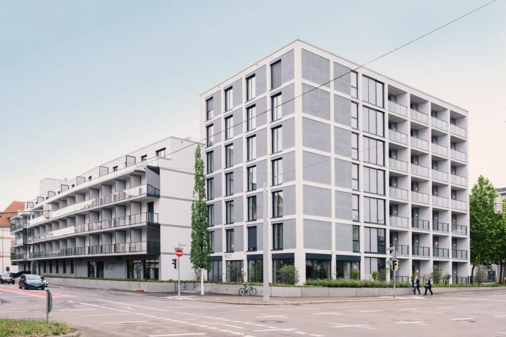Straßenansicht des modernen Wohnhauses W27 in Heilbronn mit großen Fenstern und Balkonen