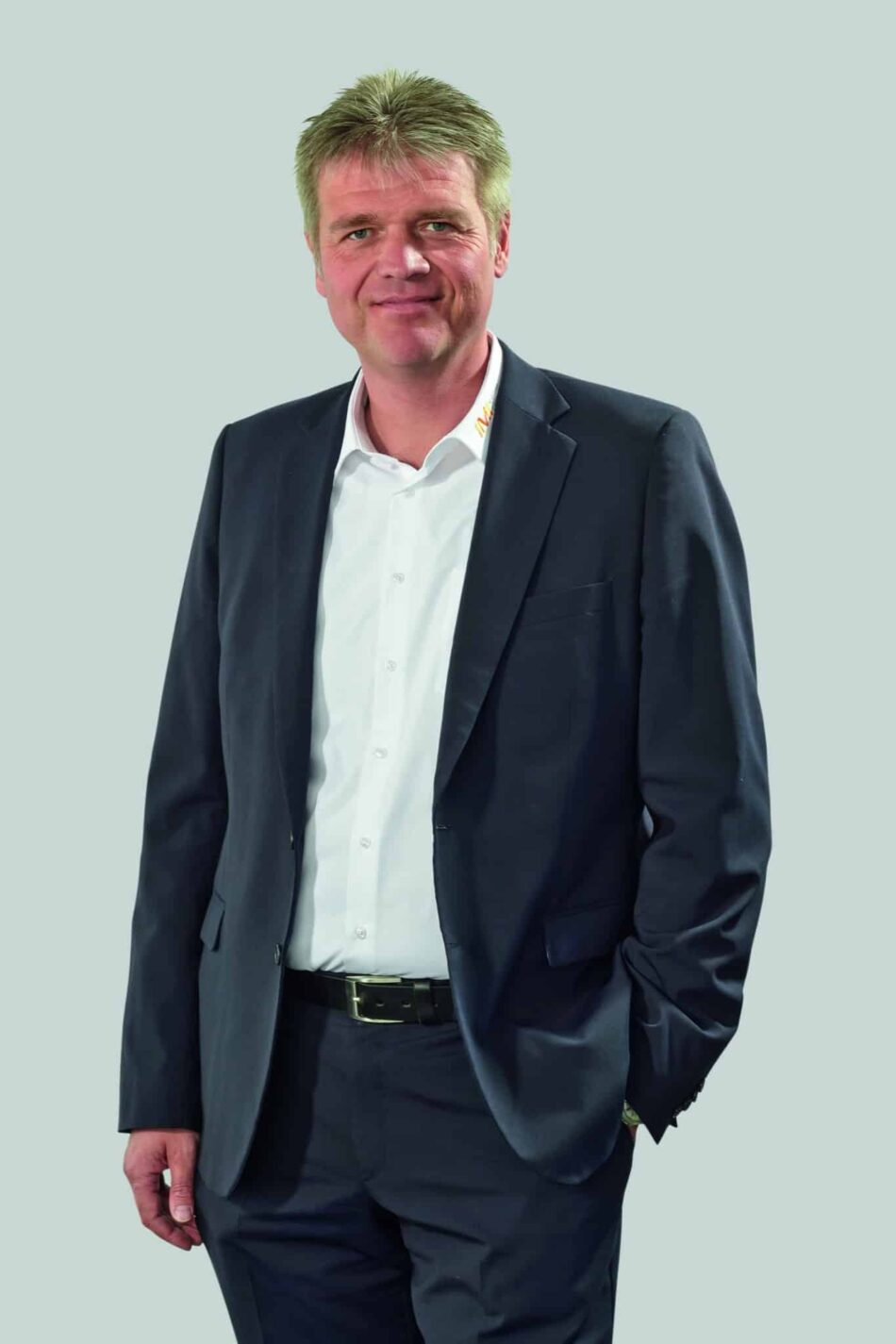 Geschäftsmann im Anzug mit weißem Hemd, offizielles Portraitfoto.