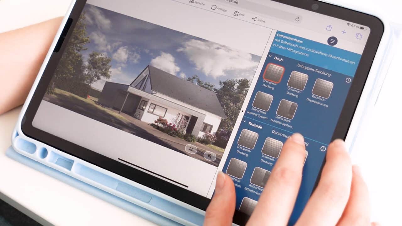Tablet mit geöffnetem Rathscheck Schiefer-Konfigurator, in dem ein Einfamilienhaus dargestellt und verschiedene Schieferdeckungen per Touch ausgewählt werden.