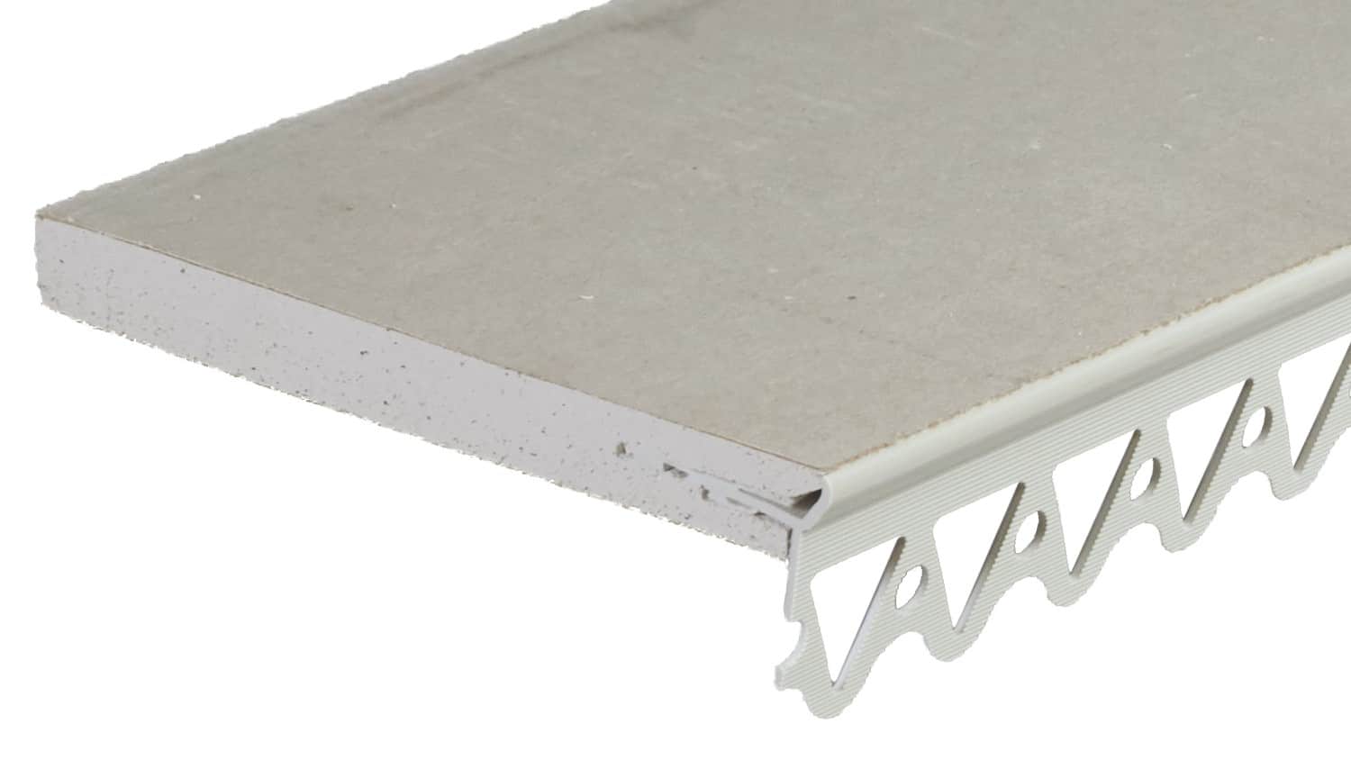 Nahaufnahme einer Gipskartonplatte mit angebrachtem Protektorprofil für präzise Abschlüsse und stabile Kanten.