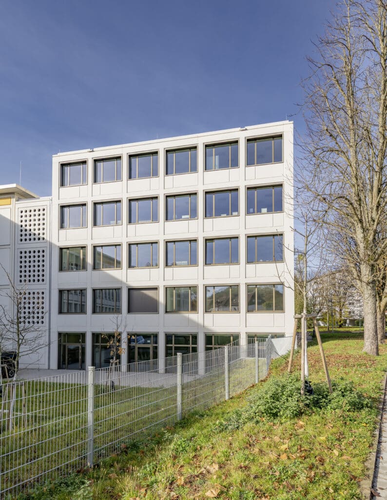 Außenansicht eines modernen Schulgebäudes in Saarbrücken mit GEZE Tür- und Gebäudetechnik.