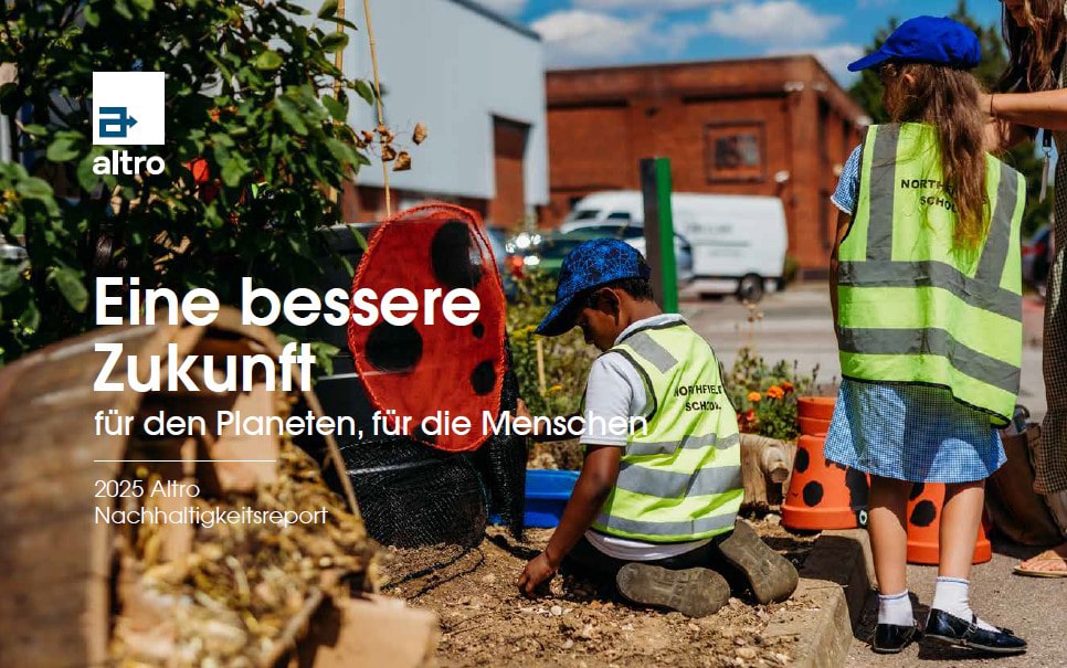 Titelbild des Altro Nachhaltigkeitsreports mit Kindern, die im Freien gärtnern und Sicherheitswesten tragen.