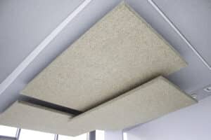 Abgehängte Akustikpaneele aus Hanf verbessern die Raumakustik in einem modernen Innenraum.