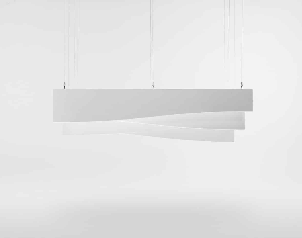 Akustisches Deckensegel mit skulpturaler, geschwungener Form in elegantem Weiß.