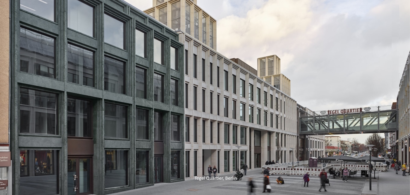 Tegel Quartier, Berlin | Naturstein: 1.600 m2 + 48 m3 St. Louis® Kalkstein / 183 m2 + 6 m3 Cape Green® Granit | Revitalisierung: bestehende Rohbaustruktur wurde weitergenutzt und mit einer Natursteinfassade aus Granit und Kalkstein von Hofmann Naturstein verkleidet