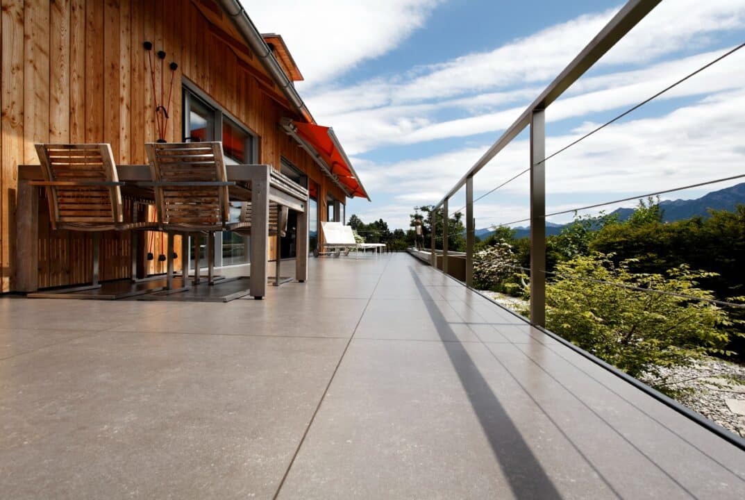 Fliesen auf Balkon, Terrasse und Laubengang – sichere Verlegesysteme