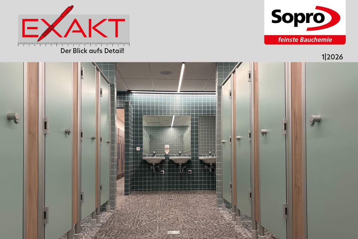 Modern gestaltetes Badezimmer mit Fliesen und Sanitäranlagen im Center Parcs Nordborg Resort in Dänemark.