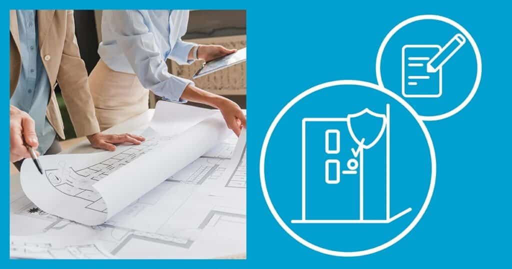 Personen prüfen Baupläne auf einem Tisch; daneben grafische Symbole für Türsicherheit und Dokumentation auf blauem Hintergrund.