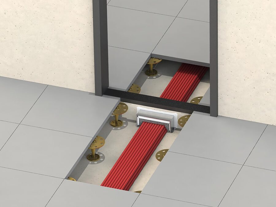 Perspektivdarstellung einer Kabelabschottung im Hohlboden unter einer Türschwelle, mit geöffneten Bodenplatten und sichtbarer Kabelführung.