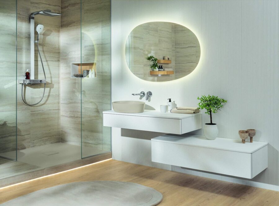 Moderner Antao-Waschplatz in warmen Beigetönen mit rundem Spiegel, harmonischen Linien und natürlicher Badgestaltung.