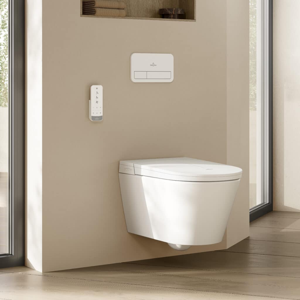 Wandhängendes Dusch-WC in weiß mit passender Fernbedienung.