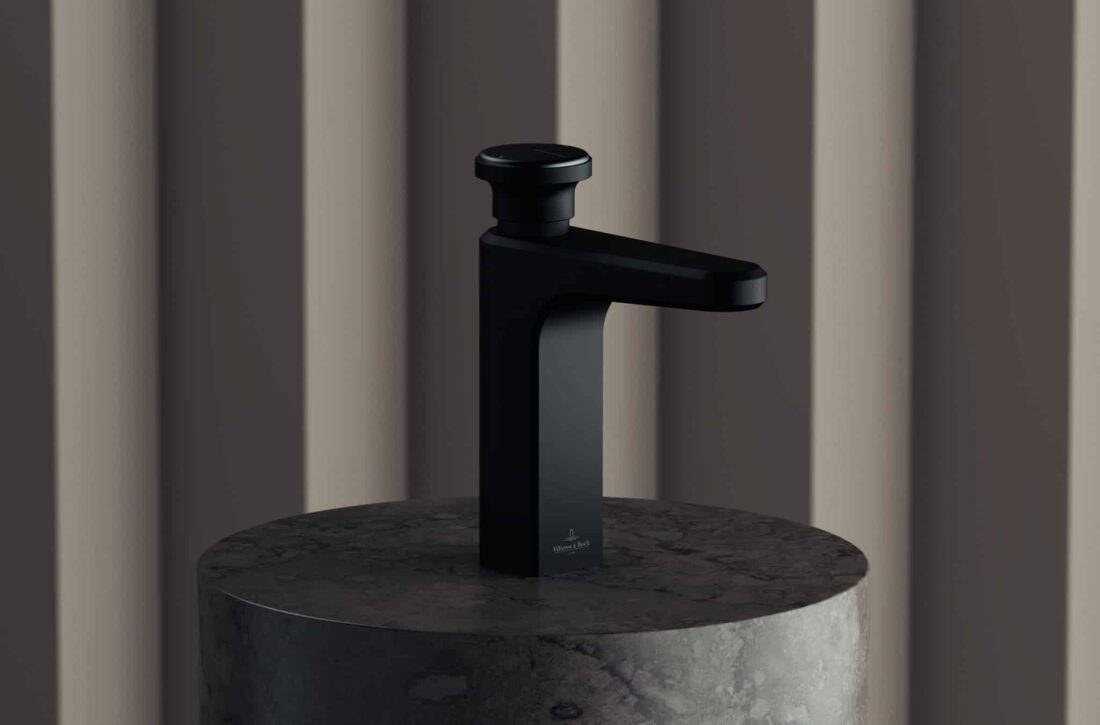 Schwarze Einhebelarmatur mit Keramikgriff auf dunklem Naturstein.