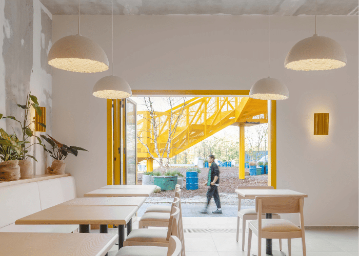 Mit nur drei Elementen gibt die Glas-Faltwand Ecoline von Solarlux eine über 6 m² große Öffnung frei. Ein Element ist als Drehflügel ausgebildet. © Schnepp Renou für Solarlux GmbH
