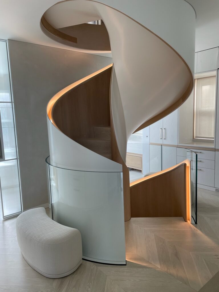 Offener Innenraum mit skulpturaler Holz-Wendeltreppe, modernen Galerien und hochwertigem Interieurdesign