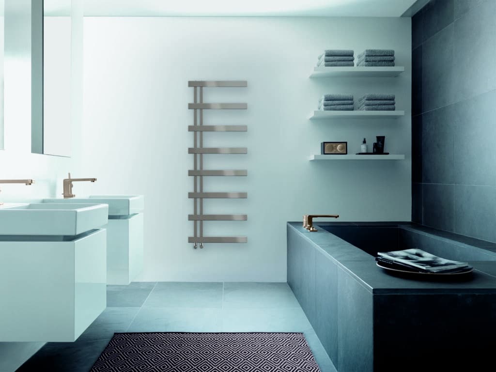 Badezimmer mit grauen Fliesen, Doppelwaschbecken und Heizkörper Zehnder Alban in Edelstahloptik.