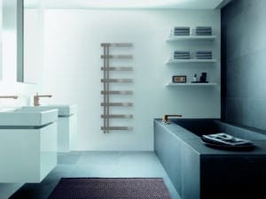 Badezimmer mit grauen Fliesen, Doppelwaschbecken und Heizkörper Zehnder Alban in Edelstahloptik.