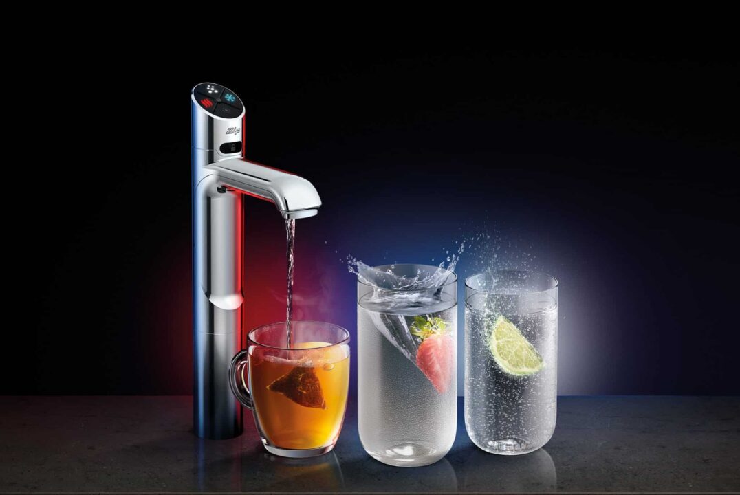Moderne Küchenarmatur mit Funktion für kochendes, gekühltes und sprudelndes Wasser – Zubereitung von Tee sowie Trinkwasser mit Kohlensäure direkt aus einem System