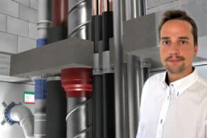 Nahaufnahme von Installationsleitungen mit Brandschutzmanschetten und Dämmungen, daneben ein Fachmann in weißem Hemd vor einem technischen Hintergrund.