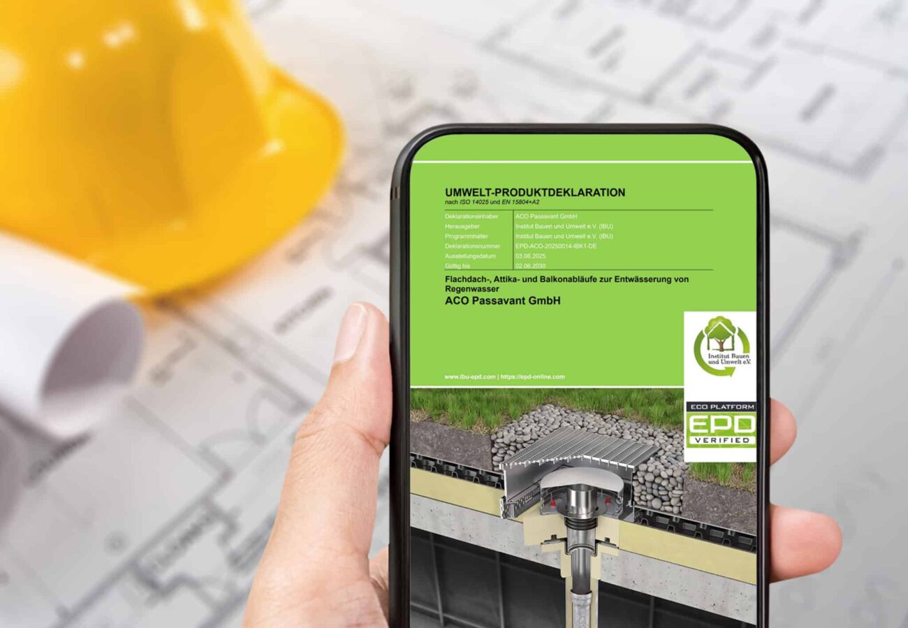 Smartphone mit geöffneter Umwelt-Produktdeklaration (EPD) von ACO Passavant GmbH für Flachdach- und Balkonabläufe.