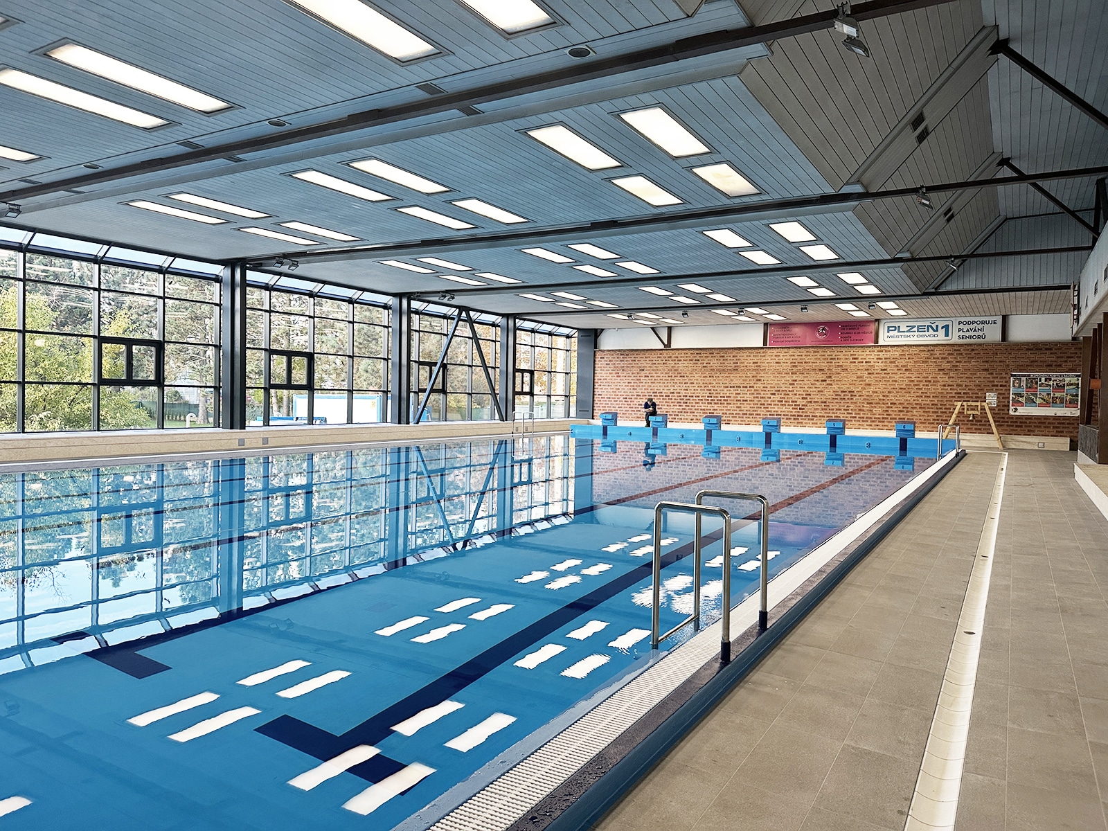 Innenansicht eines modernen Schwimmbads mit einem großen rechteckigen Becken