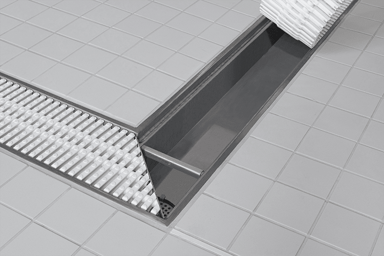 ACO Hygiene-Kastenrinnen HF-S (für die Beckenumrandungen und Duschen) aus Werkstoff Edelstahl 1.4571 mit NKH Profil sowie ACO Rollroste (Kunststoff weiß) mit Rutschhemmung, Schlitzweite 8 mm, speziell für Barfußbereiche.