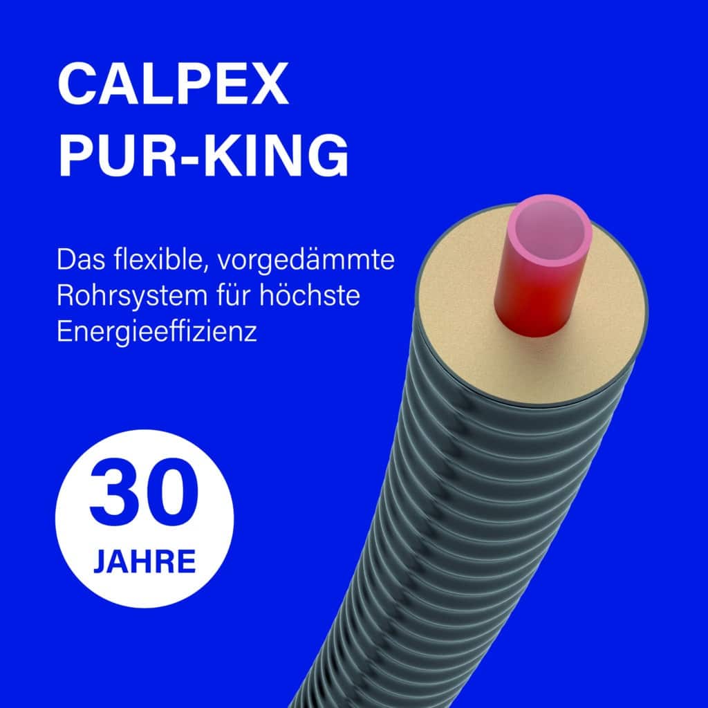Grafische Darstellung des CALPEX PUR-KING Rohrsystems mit flexiblem, vorgedämmtem Aufbau auf blauem Hintergrund, ergänzt durch den Hinweis „30 Jahre“.