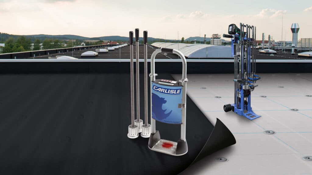 Induktionssystem von CARLISLE zur Befestigung von EPDM-Dachabdichtungen auf dem Flachdach mit Werkzeugen und Befestigungstechnik.