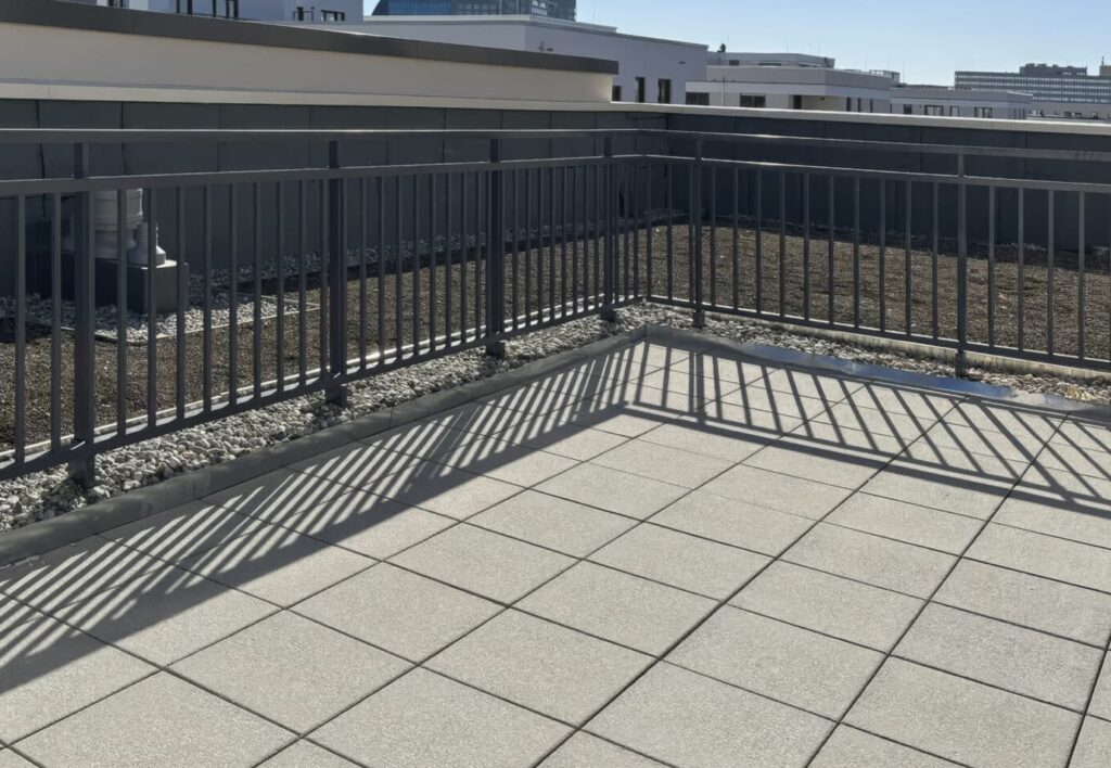 Freistehendes Dachterrassen-Geländer mit Auflastsystem auf modernem Flachdach ohne Durchdringung installiert